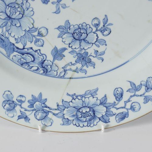 CHINESE BLUE & WHITE PLATE PIATTO CINESE BLU E BIANCO Periodo Yongzheng. 38 cm. &hellip;