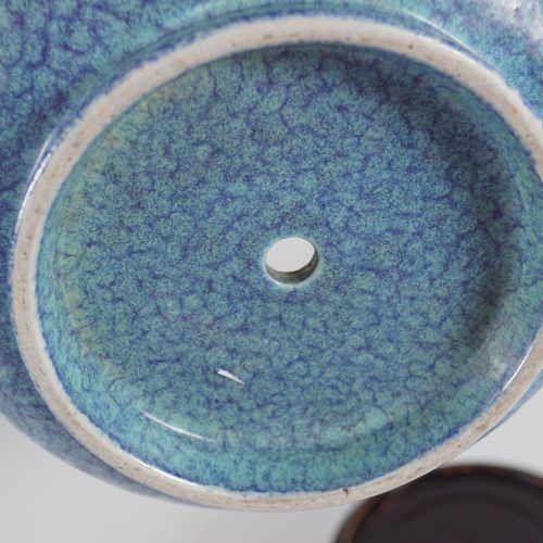 CHINESE ROBIN'S EGG GLAZED POT 中国罗汉果釉面壶，圆形，有一个外扫的边缘和凸起的圆底，支撑在一个硬木底座上。高13厘米；直径21厘&hellip;
