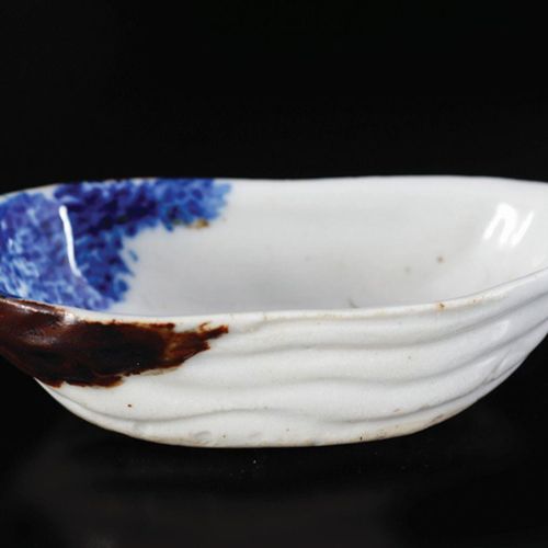 ORIENTAL LEAF BOWL 东方叶子碗，有昆虫图案。高11厘米；宽6厘米；深2.5厘米。