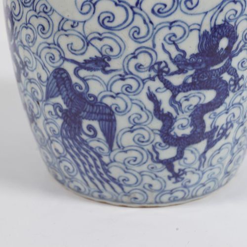 CHINESE BLUE & WHITE LOBED DRAGON & PHOENIX JAR Vaso cinese a forma di drago e f&hellip;