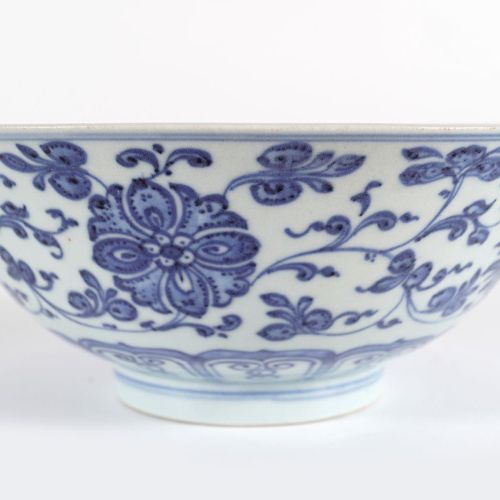 18TH-CENTURY CHINESE BLUE & WHITE FLORAL BOWL 18世纪中国蓝白花纹碗，外部装饰有各种花卉，中心有圆形花卉，有乾隆（&hellip;