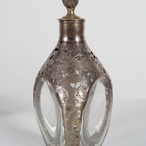 19TH-CENTURY CHINESE SILVER MOUNTED DIMPLE FLASK 19世纪中国银质嵌花壶，有华丽的龙形装饰。高26厘米