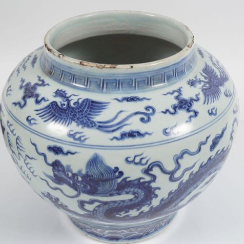 LARGE CHINESE BLUE & WHITE GUAN JAR 大型中国青花古罐，腹部绘有龙追焰珠，肩部绘有云纹中的凤凰，大概是15世纪中期。高32.8&hellip;