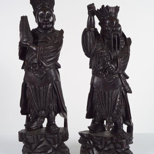 PAIR OF CHINESE QING HARDWOOD COURT FIGURES 一对中国清代硬木宫廷雕像，每个雕像都站在一个石墩上。高50厘米