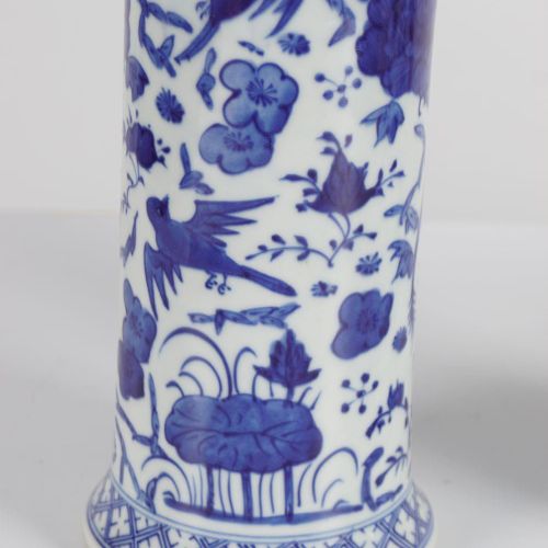 PAIR OF CHINESE QING BLUE & WHITE VASES 一对中国清朝的蓝白花瓶，每一个都是袖子形状，有外翻的边缘和整体的鸟类装饰，在外翻&hellip;
