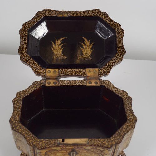 EARLY 19TH-CENTURY CHINESE LACQUERED BOX BOÎTE LACQUÉE CHINOISE DU PREMIER SIÈCL&hellip;