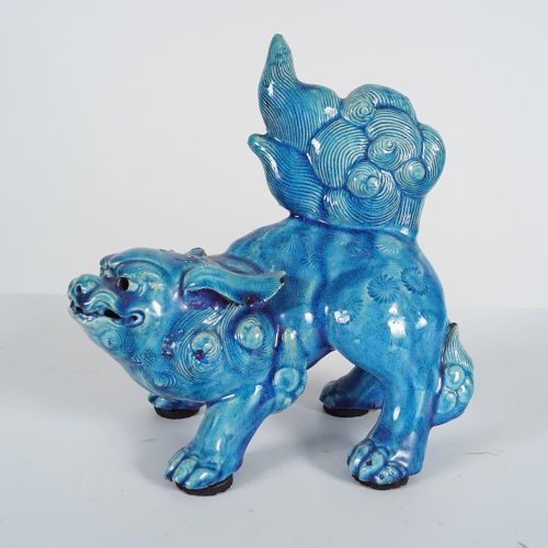 PAIR OF CHINESE QING TURQUOISE BLUE FOO DOGS 一对中国清朝土黄色的蓝色宠物狗 一个站着，另一个坐着。高20厘米