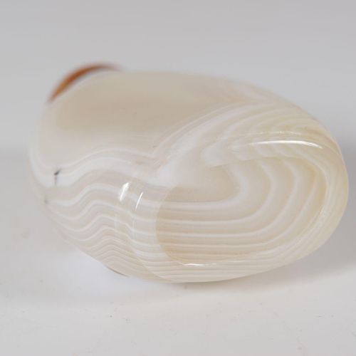 CHINESE AGATE SNUFF BOTTLE CHINESE AGATE SNUFF BOTTLE of ovoid shape. 7.5 cm. Hi&hellip;