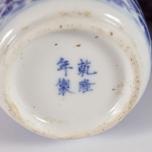 CHINESE QING BLUE AND WHITE SNUFF BOTTLE 中国清朝蓝白水壶，圆柱形，有模制的壶嘴，壶身装饰有云彩中的人物，以圆形的凹底凸&hellip;