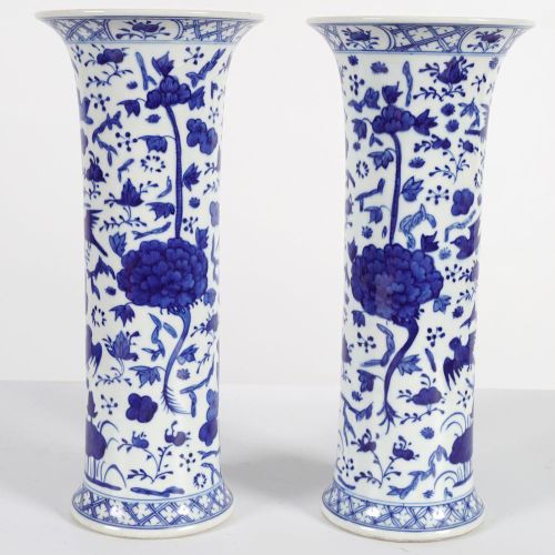 PAIR OF CHINESE QING BLUE & WHITE VASES 一对中国清朝的蓝白花瓶，每一个都是袖子形状，有外翻的边缘和整体的鸟类装饰，在外翻&hellip;