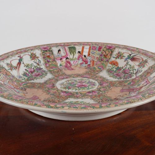 EARLY 20TH-CENTURY CHINESE FAMILLE ROSE CHARGER CARICATORE FAMILLE ROSE CINESE D&hellip;