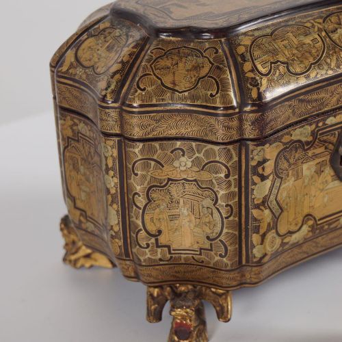 EARLY 19TH-CENTURY CHINESE LACQUERED BOX 19世纪初的中国漆器盒，长方形蛇形，有图画装饰，用龙头卷脚支撑。高12厘米；宽&hellip;
