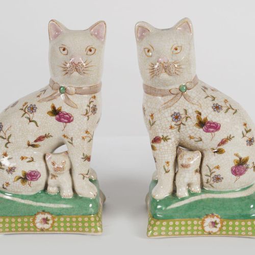 PAIR OF WONG LEE POTTERY CATS 一对王力的陶艺猫，每只都坐着，有花纹装饰。高20厘米