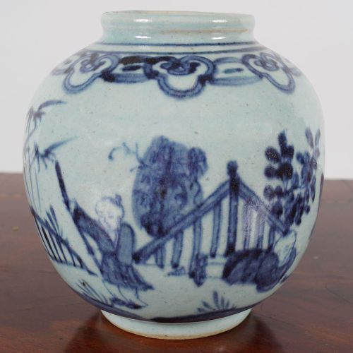 CHINESE MING BLUE AND WHITE JAR Vaso cinese MING BLU E BIANCO di forma bulbosa, &hellip;