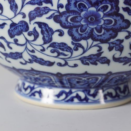 CHINESE BLUE & WHITE VASE VASE BLEU ET BLANC CHINOIS Marque du sceau Qianlong. 3&hellip;