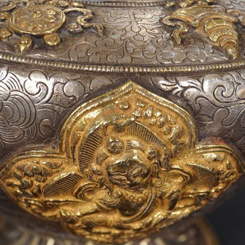 18TH/19TH-CENTURY SINO-TIBETAN SILVER TEAPOT 18世纪/19世纪中国西藏银壶，盖子上有莲花顶，壶嘴上有龙头，手柄上有&hellip;