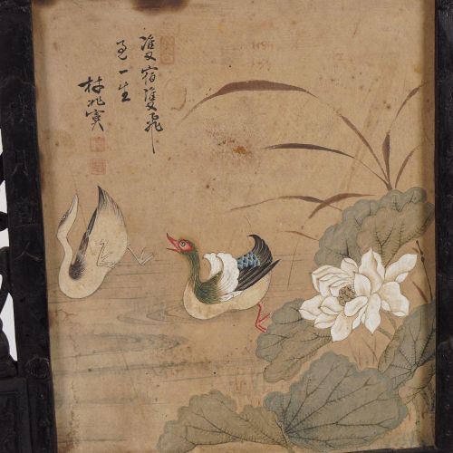 CHINESE QING HARDWOOD SCREEN 中国清朝硬木屏风，宝塔形，面板上画着池塘里的鸭子。已签名。高85厘米；宽55厘米