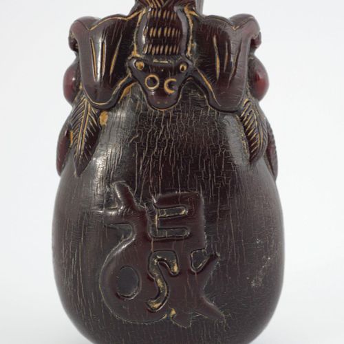 CHINESE QING HORN SNUFF BOTTLE 中国清朝喇叭口酒瓶，颈部雕有吉祥的蝙蝠，正面和背面刻有字。高8厘米