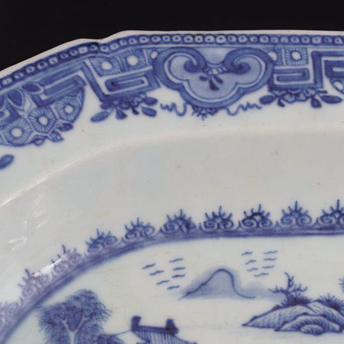18TH-CENTURY CHINESE NANKING BLUE & WHITE PLATTER 18世纪中国南京青白瓷盘 18世纪中国南京青白瓷盘。35厘米&hellip;