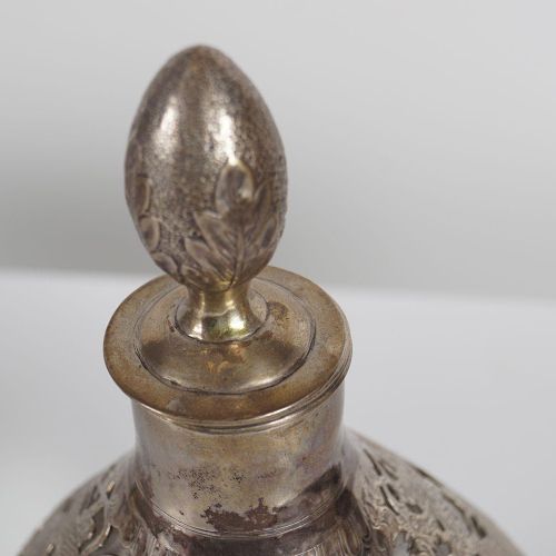 19TH-CENTURY CHINESE SILVER MOUNTED DIMPLE FLASK 19世纪中国银质嵌花壶，有华丽的龙形装饰。高26厘米