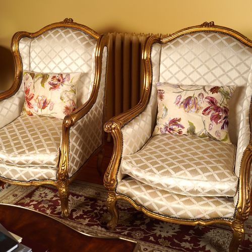 PAIR OF LOUIS XV STYLE CARVED GILTWOOD ARMCHAIRS con spalliera imbottita in dama&hellip;