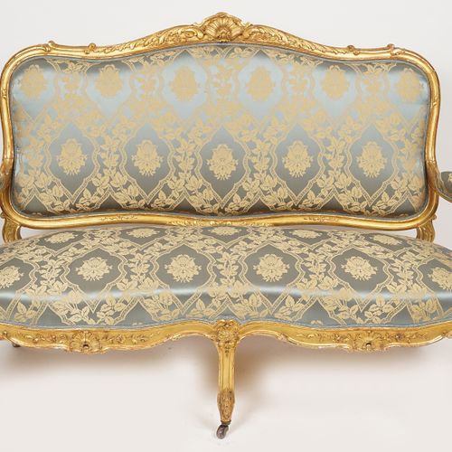 7 PIECE 19TH-CENTURY LOUIS XV STYLE SALON SUITE 包括。4把扶手椅，2把边椅和1把卡纳普，每把椅子都有一个丝质软垫&hellip;