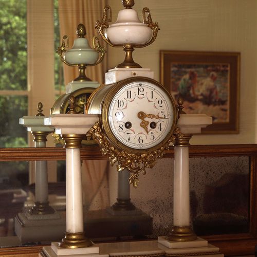 19TH-CENTURY FRENCH CLOCK GARNITURE Ormolu e marmo, composto da: un orologio a c&hellip;