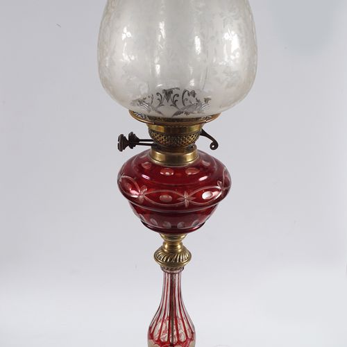 19TH-CENTURY BOHEMIAN OVERLAY GLASS & BRASS LAMP con coppa e stelo sfaccettati, &hellip;