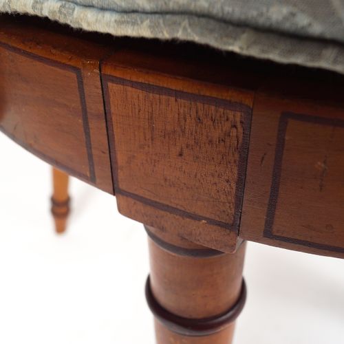 PAIR 19TH-CENTURY SATINWOOD ELBOW CHAIRS 每个都有一个乌木衬里的嵌花格子镶板的背部，上面有一个圆形的棉布坐垫，在形状优美&hellip;