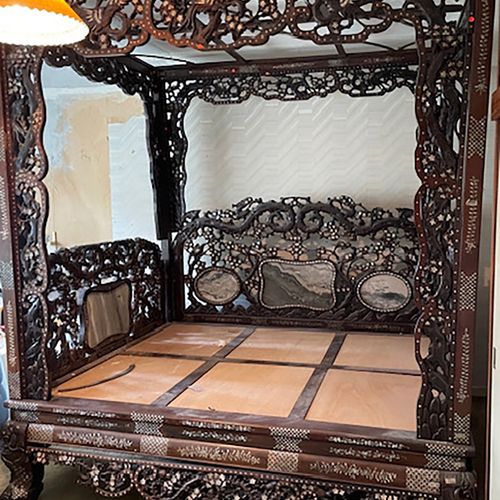 LARGE CHINESE QING HARDWOOD BED 雕刻着大量的珍珠母镶嵌罐，上面有大理石镶板的侧面和床，用卷轴脚抬起。尺寸：高8英尺2英寸；长6英&hellip;
