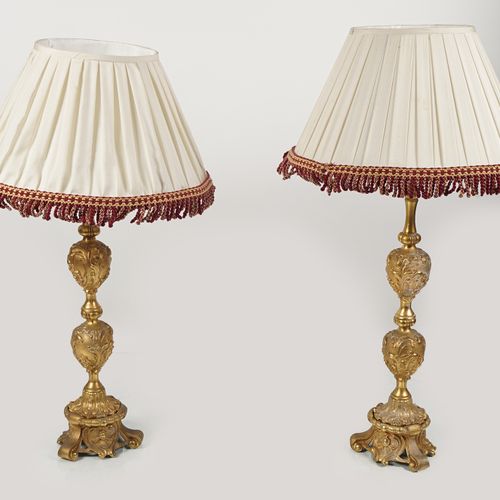 PAIR LARGE ORMOLU TABLE LAMPS 每个都有一个安装有小天使的茎和圆形的卷轴底座。尺寸：高65厘米（不含灯罩），总高度：74厘米。