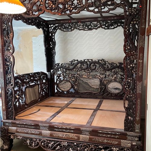 LARGE CHINESE QING HARDWOOD BED 雕刻着大量的珍珠母镶嵌罐，上面有大理石镶板的侧面和床，用卷轴脚抬起。尺寸：高8英尺2英寸；长6英&hellip;