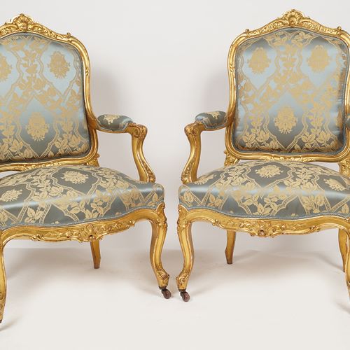 7 PIECE 19TH-CENTURY LOUIS XV STYLE SALON SUITE Composto da: 4 poltrone, 2 sedie&hellip;