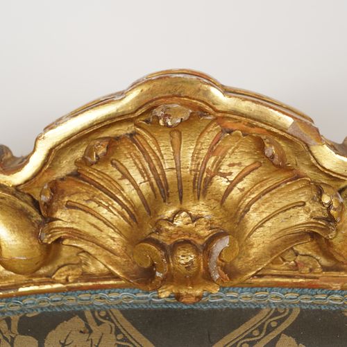 7 PIECE 19TH-CENTURY LOUIS XV STYLE SALON SUITE 包括。4把扶手椅，2把边椅和1把卡纳普，每把椅子都有一个丝质软垫&hellip;