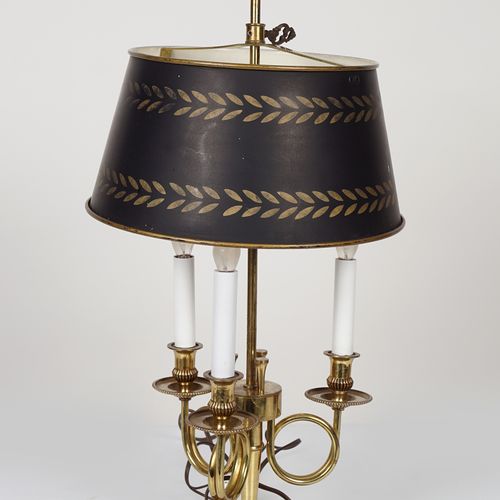 BRASS BOUILLOTTE TABLE LAMP 带有陶器灯罩和3个卷轴臂，有一个蛇形的圆形脚。尺寸：高67厘米；宽31厘米。