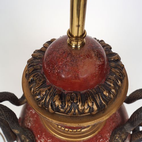 PAIR LARGE FAUX MARBLE TABLE LAMPS 每件都有一个带缠绕的蛇形把手的阳台形茎，在一个方形底座上凸起。 配有灯罩。尺寸为79厘米高&hellip;