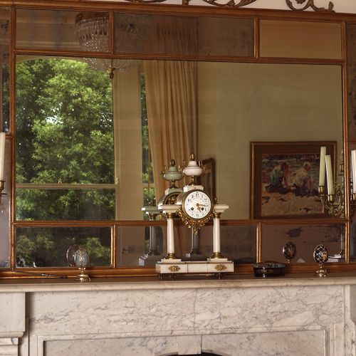 19TH-CENTURY FRENCH CLOCK GARNITURE 奥姆鲁和大理石，包括：一个柱子支撑的时钟，带有珐琅的表盘，两侧是带有四个卷轴臂的烛台。尺&hellip;