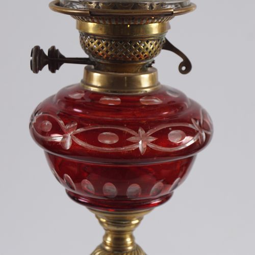 19TH-CENTURY BOHEMIAN OVERLAY GLASS & BRASS LAMP 带刻面的碗和茎，在一个圆形的黄铜脚上。 配有灯罩。尺寸为70厘&hellip;