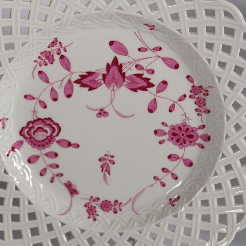 3 MEISSEN PLATES 每个都有一个篮子网状的边框。尺寸：直径25厘米