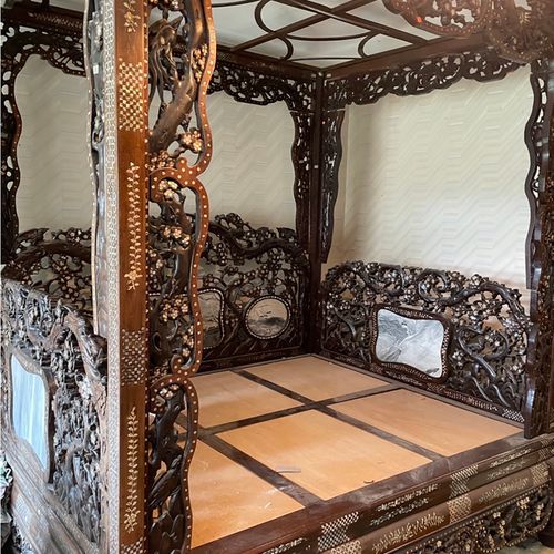 LARGE CHINESE QING HARDWOOD BED mit reich geschnitzter Perlmuttintarsie über mar&hellip;