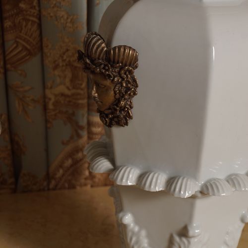 PAIR OF PORCELAIN TABLE LAMPS 和灯罩，每个都有一个花瓶形的茎，模制和倒角，在一个华丽的黄铜滚动底座上。尺寸为80厘米高。