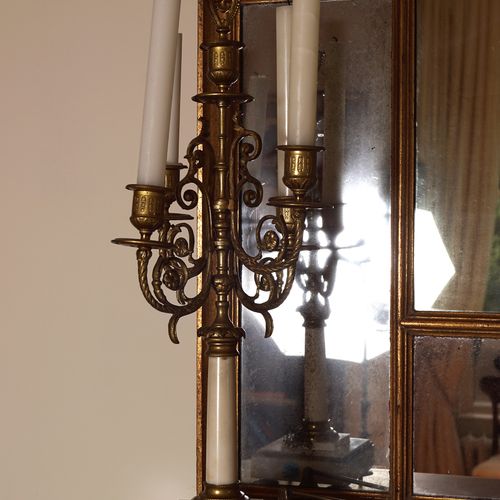 19TH-CENTURY FRENCH CLOCK GARNITURE 奥姆鲁和大理石，包括：一个柱子支撑的时钟，带有珐琅的表盘，两侧是带有四个卷轴臂的烛台。尺&hellip;