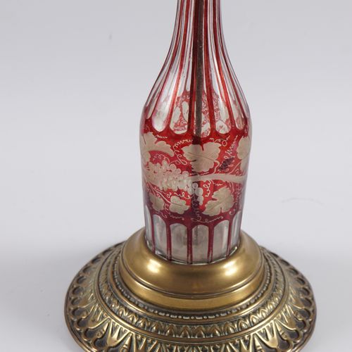 19TH-CENTURY BOHEMIAN OVERLAY GLASS & BRASS LAMP mit facettierter Schale und Sti&hellip;