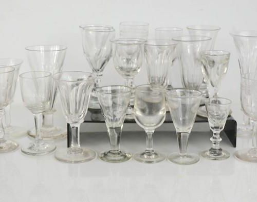 Null Une quantité de verres géorgiens et plus récents.