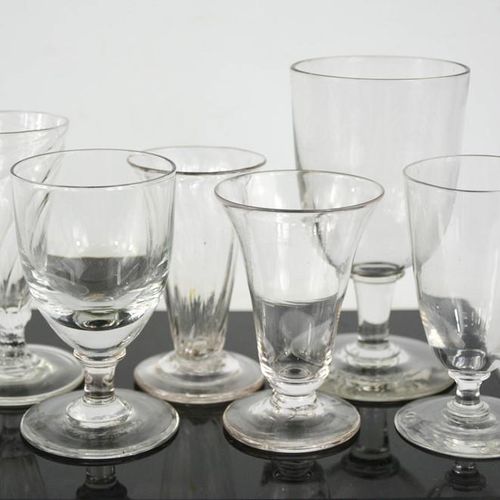 Null Eine Gruppe von georgischen und späteren Gläsern verschiedener Form.