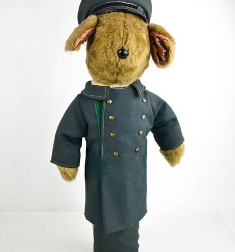 Null Ein Harrods-Bär, komplett mit Uniform und Hut, frühes 20. Jahrhundert.