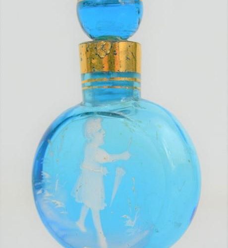 Null 爱德华时代的蓝色玻璃和镀金香薰瓶，手绘白色的带伞的女孩，7厘米