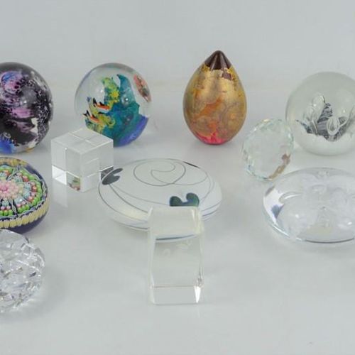 Null A group of collectible glass paperweights to include Pfeiffer, Caithness, U&hellip;