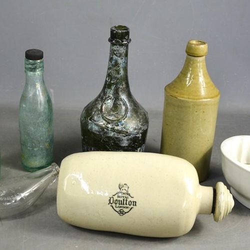 Null 一组维多利亚时代的玻璃和陶器，包括果冻模具、热水瓶、喂食器和其他物品。