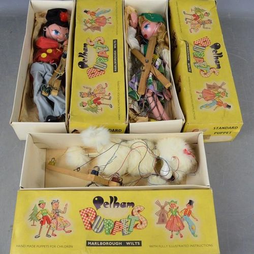 Null 三个复古的Pelham木偶，装在原来的盒子里，包括蒂罗尔女孩、狮子狗等。
